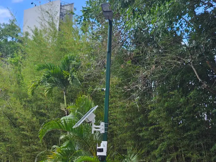 Poste con cámara y panel solar en zona comunal